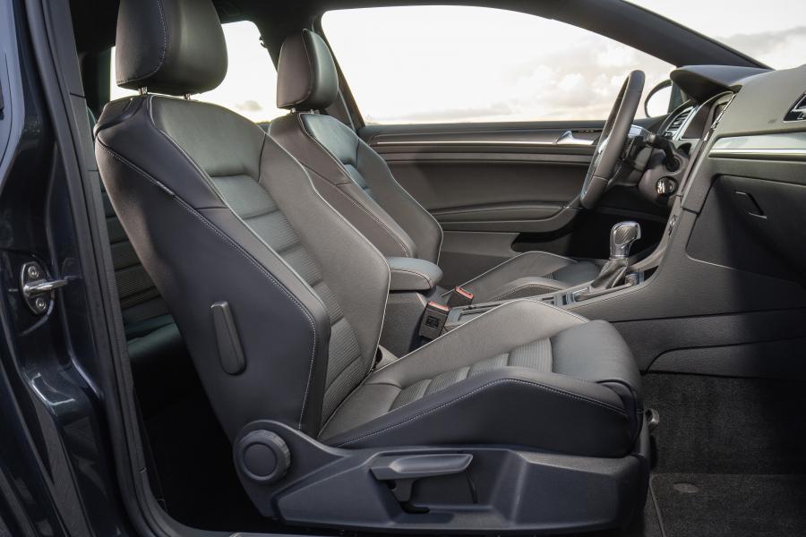 Интерьер Volkswagen Golf GTD 3-Door 2017 года  (WW) (фото 10 из 11)